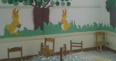 صور.. إغلاق فصل رياض أطفال فى مدرسة بدمنهور أسبوعا لانهيار السقف
