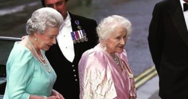 الملكة إليزابيث تحتفل بالذكرى الـ 50 لتنصيب ابنها تشارلز أميرا على ويلز
