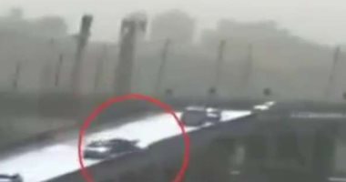 بالفيديو.. لحظة سقوط سيارة من أعلى كوبرى الفنجرى بالقاهرة