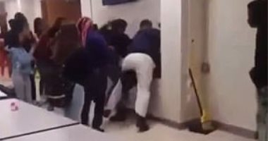 "ما ينوب المخلص".. طلاب مدرسة بأمريكا يضربون نائب المدير في شجار "فيديو"
