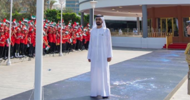 فيديو.. الشيخ محمد بن راشد يتفاعل مع الأطفال الإماراتيين فى يوم العلم