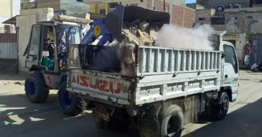 رفع مقالب القمامة من وسط مدينة العريش.. صور