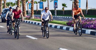 الرئيس السيسي يتجول بالدراجة فى مدينة شرم الشيخ (فيديو وصور)