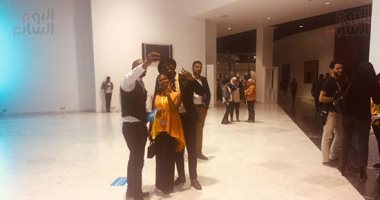 الشباب يلتقطون صورا تذكارية قبل افتتاح "مسرح العالم" بمنتدى الشباب بشرم الشيخ