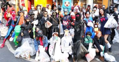 النظافة أسلوب حياة.. يابانيون يجمعون مخلفات "الهالوين".. صور وفيديو