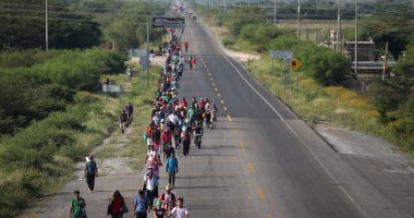 صور.. مئات المهاجرين من السلفادور يصلون جواتيمالا خلال فرارهم إلى أمريكا