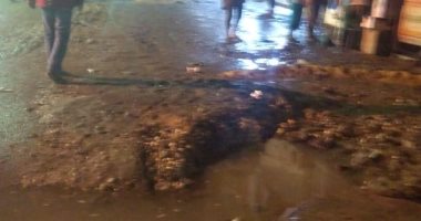 الدفع بــ 5 سيارات شفط بعد انفجار ماسورة مياه بشارع المدينة المنورة فى أوسيم