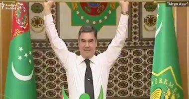 فيديو.. رئيس تركمانستان يرفع "أثقال" أمام حكومته