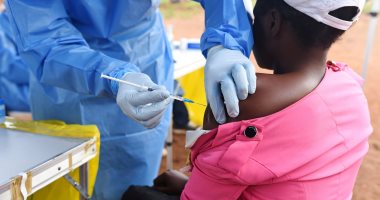 صور..أوغندا تبدأ حملة تطعيم ضد الإيبولا وسط مخاوف من انتقال المرض المتفشى بالكونغو