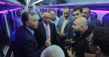 صور.. وزير النقل يتابع العمل بمحطة قطارات الأقصر ويستقل كابنية جرار 980 