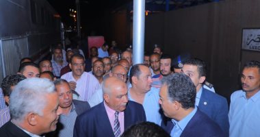 صور.. وزير النقل يتفقد محطة سكك حديد الأقصر ويلتقى المواطنين