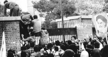 معلومة صورة 4 نوفمبر 1979 ثوار الخمينى يسقطون سفارة أمريكا فى إيران اليوم السابع