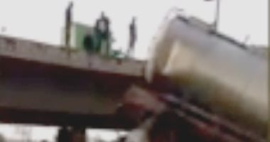 قارئ يشارك بمقطع فيديو لسقوط سيارة من أعلى كوبرى سيراميكا بالعاشر