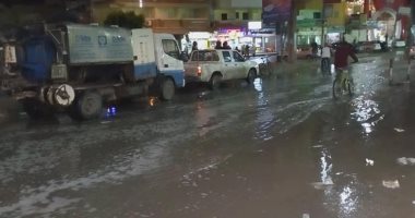 مجلس مدينة العريش يبدأ سحب مياه الأمطار من شوارع المدينة