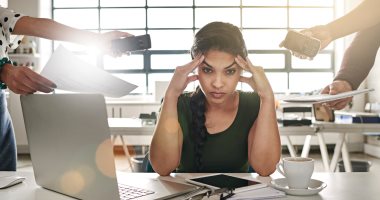 6 طرق سهلة لتخفيف التوتر والقلق فى العمل