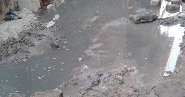 غرق شوارع قرية طبهار فى الفيوم بمياه الصرف.. والأهالى يستغيثون بالمحافظ