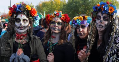 صور.. مكسيكيون يحتفلون بـ"يوم الموتى" ويرتدون ملابس مرعبة