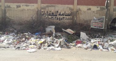قارئ يشكو تراكم القمامة أمام مدرسة منارة القاهرة فى مدينة نصر