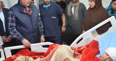 صور .. محافظ بنى سويف يطمئن على تلميذة أصيبت بعد سقوطها من على سلم مدرسة 