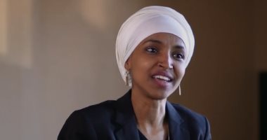فيديو.. إلهان عمر تحتفل بفوزها فى انتخابات الكونجرس برقصة صومالى