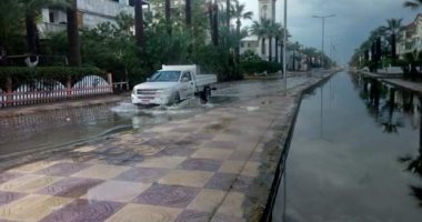 صور.. مياه الأمطار تغرق شوارع رأس البر