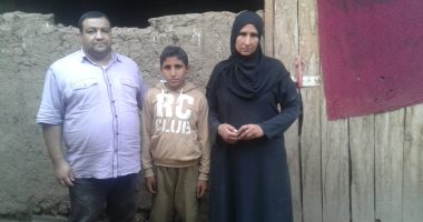 صور.. مأساة أرملة بسوهاج تعيش مع أبنائها فى غرفة منهارة