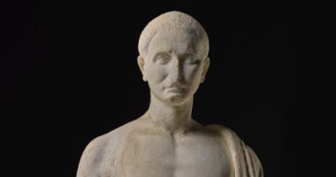 تمثال لشاعر رومانى للبيع فى دار سوثبى للمزادات بـ 2 مليون جنيه استرلينى