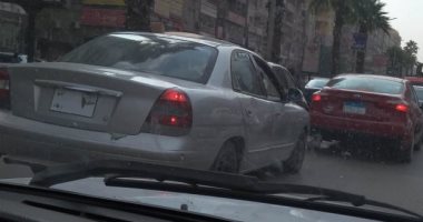مواطن يرصد سيارة بلوحات معدنية مطموسة فى شارع الملك فيصل الرئيسى