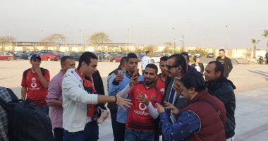 الجماهير تحتشد بمطار القاهرة قبل التوجه لتونس لدعم الأهلى أمام الترجى.. صور