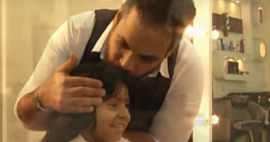فيديو.. حلاق يرسم السعادة على وجوه الأطفال المصابين بالسرطان بشعر مستعار 