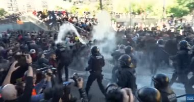 شاهد.. اشتباكات بين الشرطة الإسبانية والانفصاليين فى برشلونة