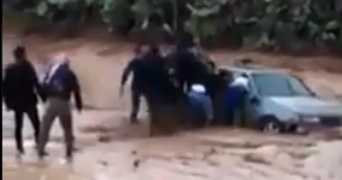 ليها عمر.. انتشال طفلة أردنية من داخل سيارة غمرتها السيول (فيديو)