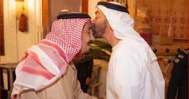 صور.. قبلة محمد بن زايد للملك سلمان خلال زيارته للمملكة تثير الإعجاب