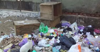 اضبط مخالفة.. سكان شارع المغسلة خلف حميات دمياط يشكون من تراكم أكوام القمامة