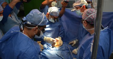 فيديو وصور.. رئيس جامعة أسيوط يدرب فريقا طلابيا على جراحة الضفيرة العصبية