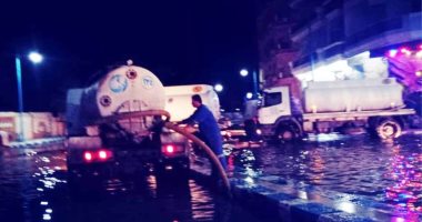 شاهد.. كيف أنقذت فرق الطوارئ بمطروح الشوارع من الغرق بمياه الأمطار ..صور