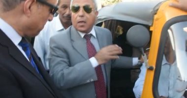 محافظ أسوان لسائق توك توك مخالف: "هنقطع أيديك اللى بتسوق بيها".. فيديو