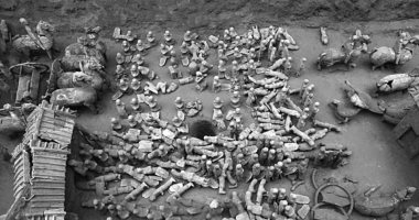 جيش مصغر من التماثيل فى حفرة عمرها 2100 مكتشفة بالصين  