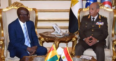 وزير الدفاع يلتقى وزير الدولة لشئون الرئاسة ووزير الدفاع الوطنى لجمهورية غينيا