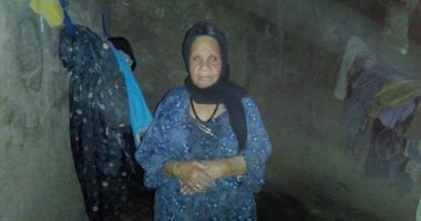 صور.. عجوز تناشد محافظ سوهاج بناء منزلها المنهار بسبب السيول