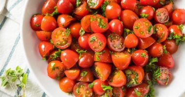 طريقة عمل سلطة الطماطم الكرزية