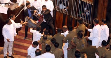 الفوضى تعم برلمان سريلانكا مع تطاير عبوات المياه والكتب فى القاعة لليوم الثانى