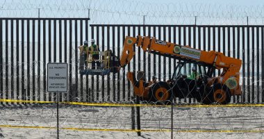 صور.. الولايات المتحدة تواصل بناء جدار مع المكسيك لمنع قافلة المهاجرين