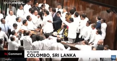 شاهد.. عراك وتدافع وهجوم على رئيس المجلس فى برلمان سريلانكا