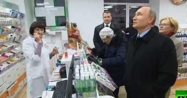 شاهد.. الرئيس الروسى يتفقد صيدلية فى جولة مفاجئة ببطرسبورج