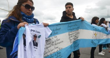 صور.. أقارب ضحايا الغواصة الأرجنتينية "سان خوان" يتظاهرون أمام القاعدة البحرية