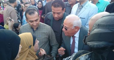 صور.. محافظ بورسعيد يستقبل موكب الطرق الصوفية أمام المسجد العباسى