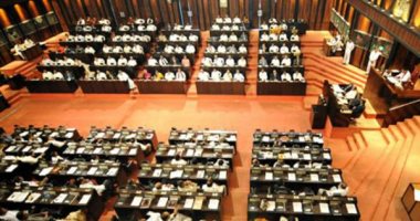 نواب فى البرلمان السريلانكى يقترحون تعليق نفقات رئيس الوزراء