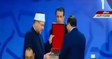 وزير الأوقاف يهدى الرئيس السيسى كتابين من أحدث إصدارات الوزارة فى مسار التجديد
