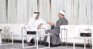 الإمام الأكبر يلتقى وزير الداخلية الإماراتى خلال أعمال ملتقى تحالف الأديان